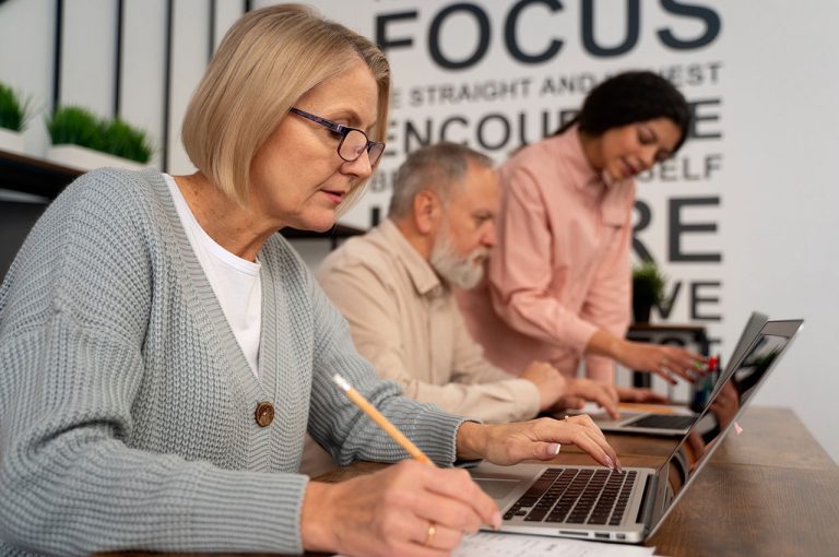 Cómo mejorar el cuidado de adultos mayores mediante tecnología